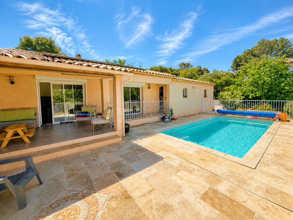Maison de plain-pied d'une superficie de 136 m2 avec piscine sur une parcelle de 2000 m2
