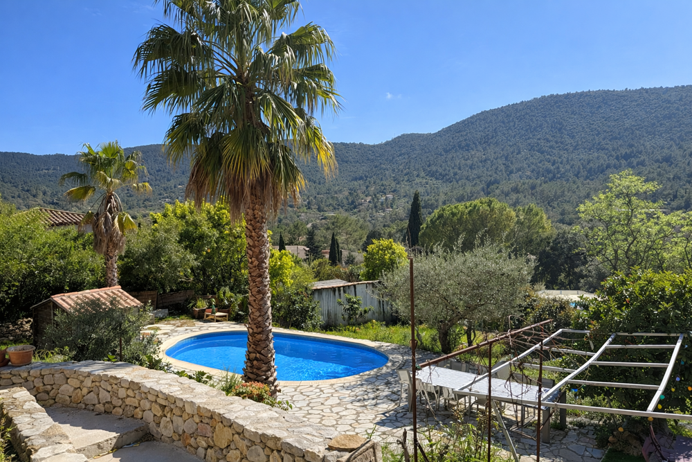 Maison de caractère avec 2 studios, piscine, sous sol et abris voiture sur une parcelle de 1250 m2