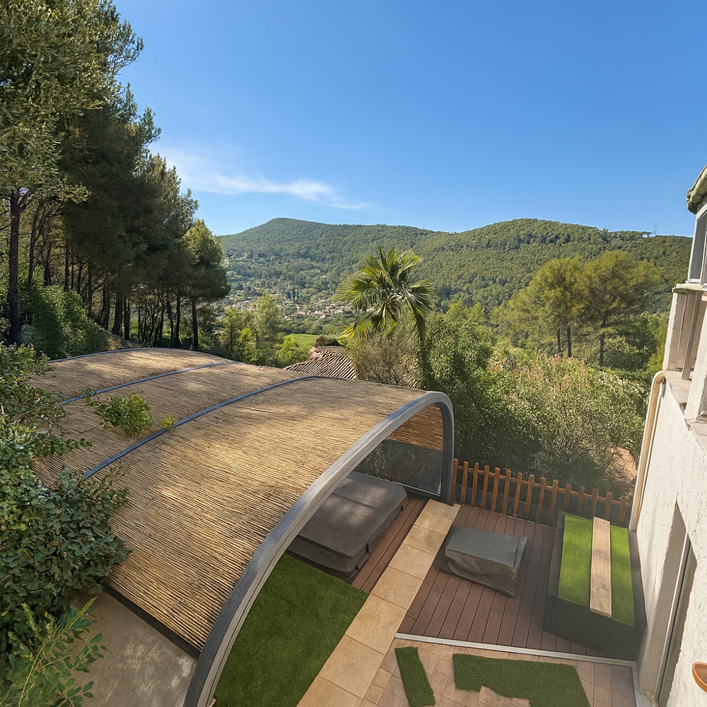Maison avec vue, garage de 40 m2 et annexe multi-usage de 40 m2 sur une parcelle de 1010 m2