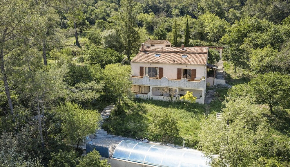 Maison de caractère avec dépendance, sous-sol et piscine au calme absolu sur 3000 m2