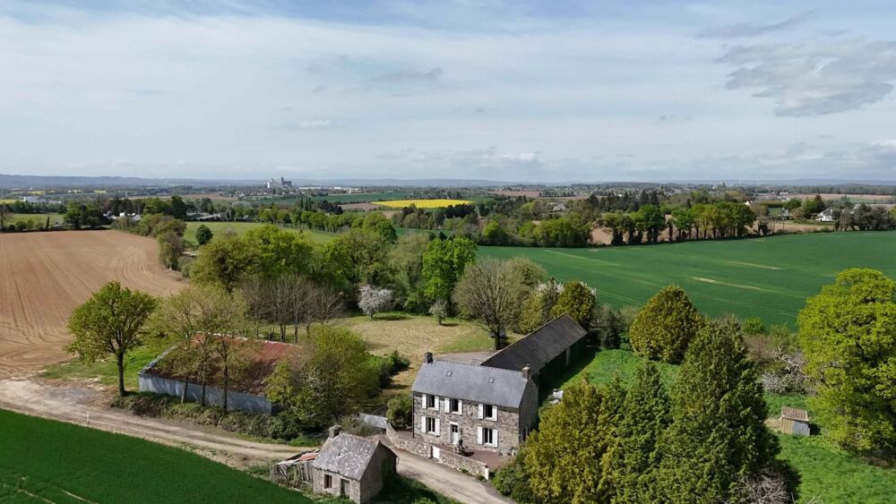 NOYAL-PONTIVY Maison de campagne avec hangar sur une parcelle de