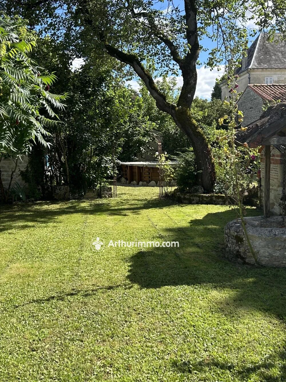 Maison en pierre de 207 m² à Paillé avec 5 chambres