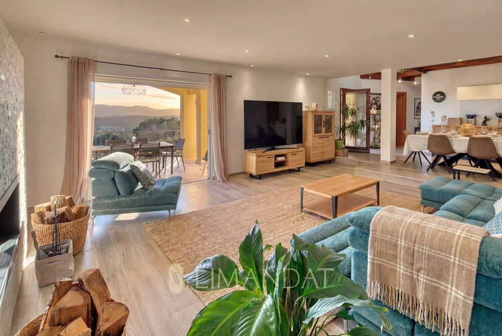 Belle villa avec une vue dégagée sur les collines à Mougins