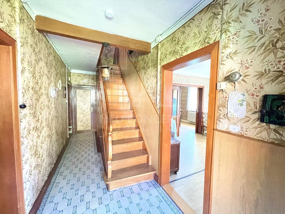 Maison de 224,43 m² habitables sur 6 ares et 35 centiares à SURB