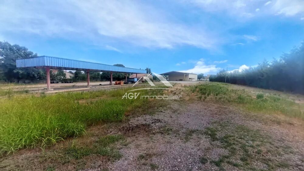 Bureau, maison sur 6 000 m² de terrain en bord de route.