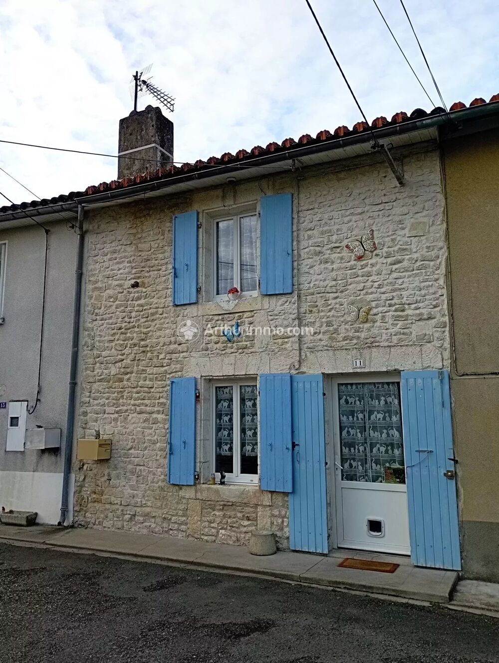 ? Maison en pierre proche centre d'Aigre