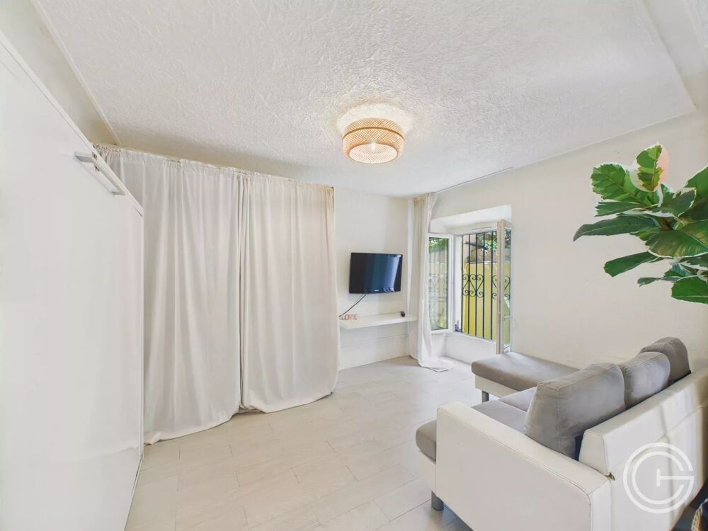 Location Appartement APPARTEMENT  STUDIO MEUBLÉ -  39 BD DELFINO - NICE RIQUIER Nice