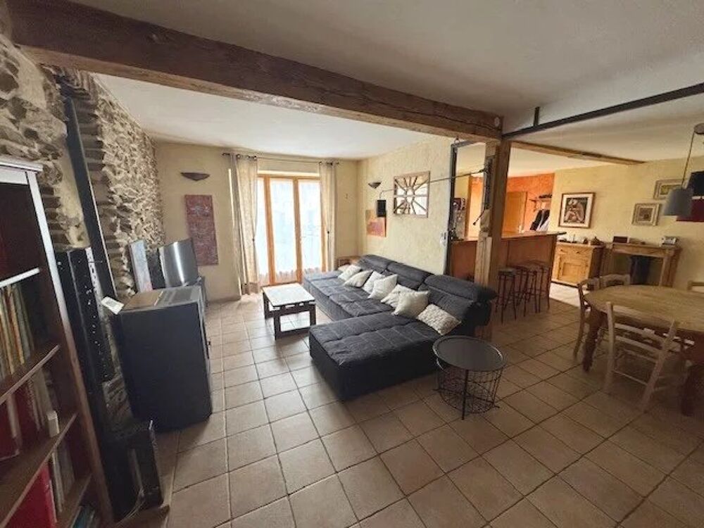 Maison de village avec terrain et atelier.