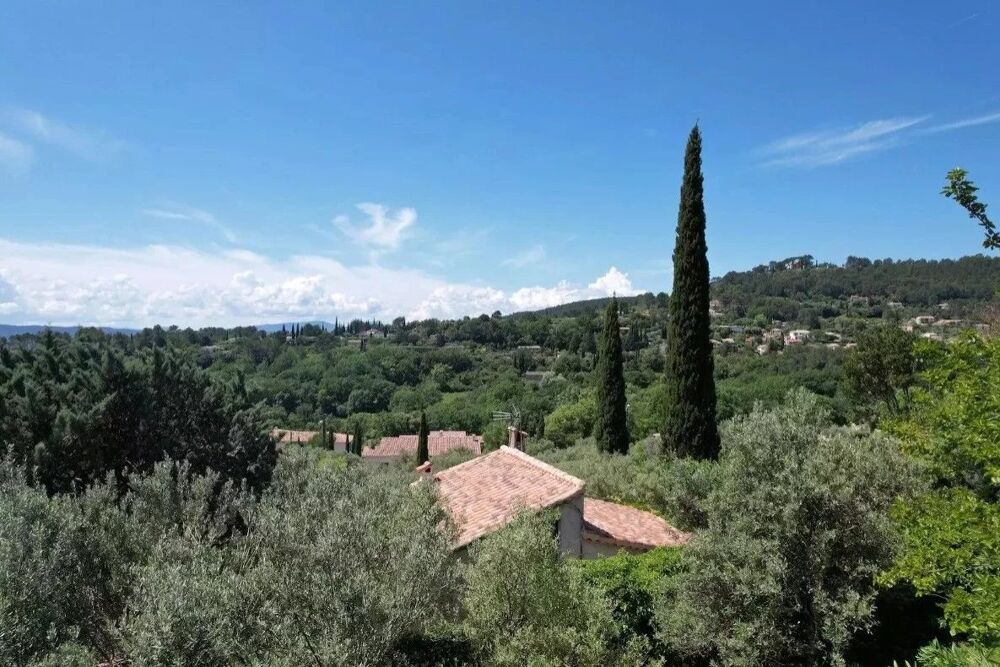 Cotignac : jolie bastide provençale à pied du centre ville