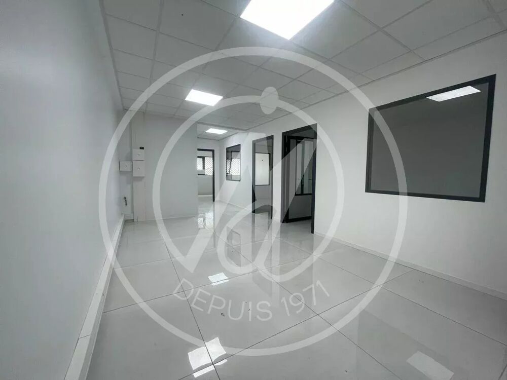   2000 euros HT HC- A louer 80 m2  Local aménagé en bureau à DOTHE Les abymes