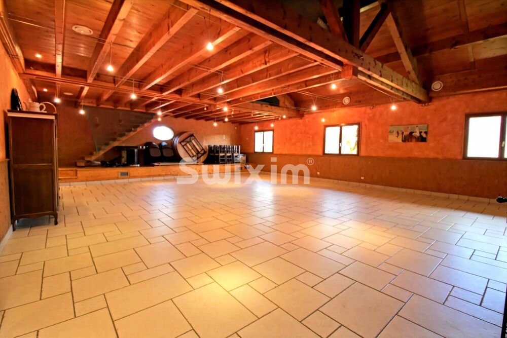 Vente Maison Maison avec deux appartements, salle polyvalente et plus d'un he Saint-claude
