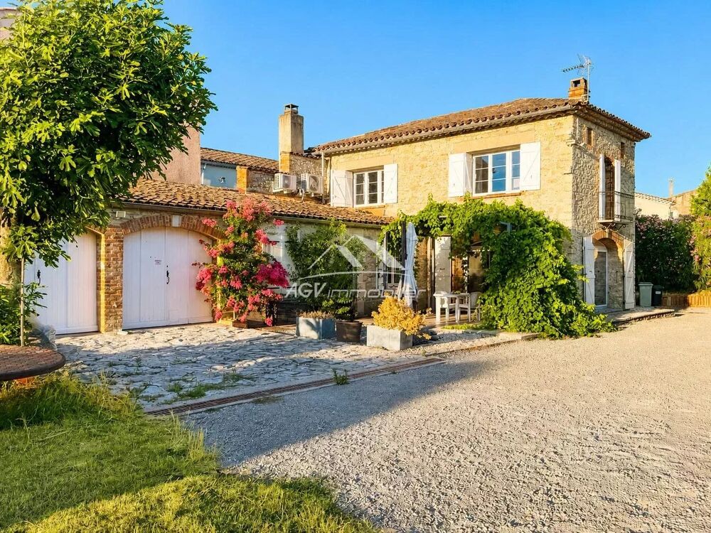 Demeure en pierres de 220 m²  6 chambres  Terrain de 1 722 m²