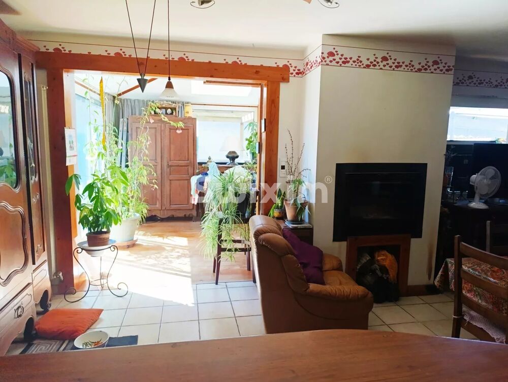 Maison à Lavelanet, située dans un quartier calme et recherché.