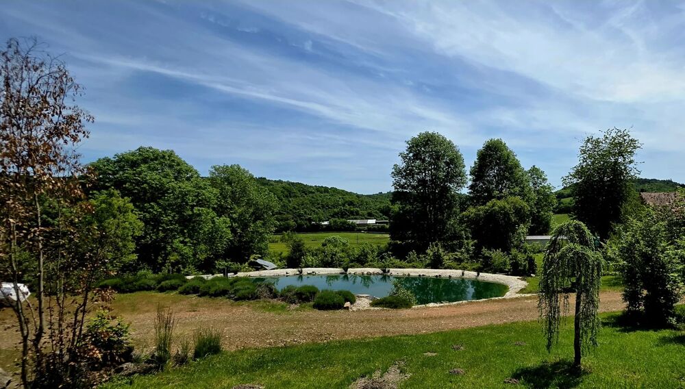 Maison de campagne, rénovation soignée, vue et terrain avec deux