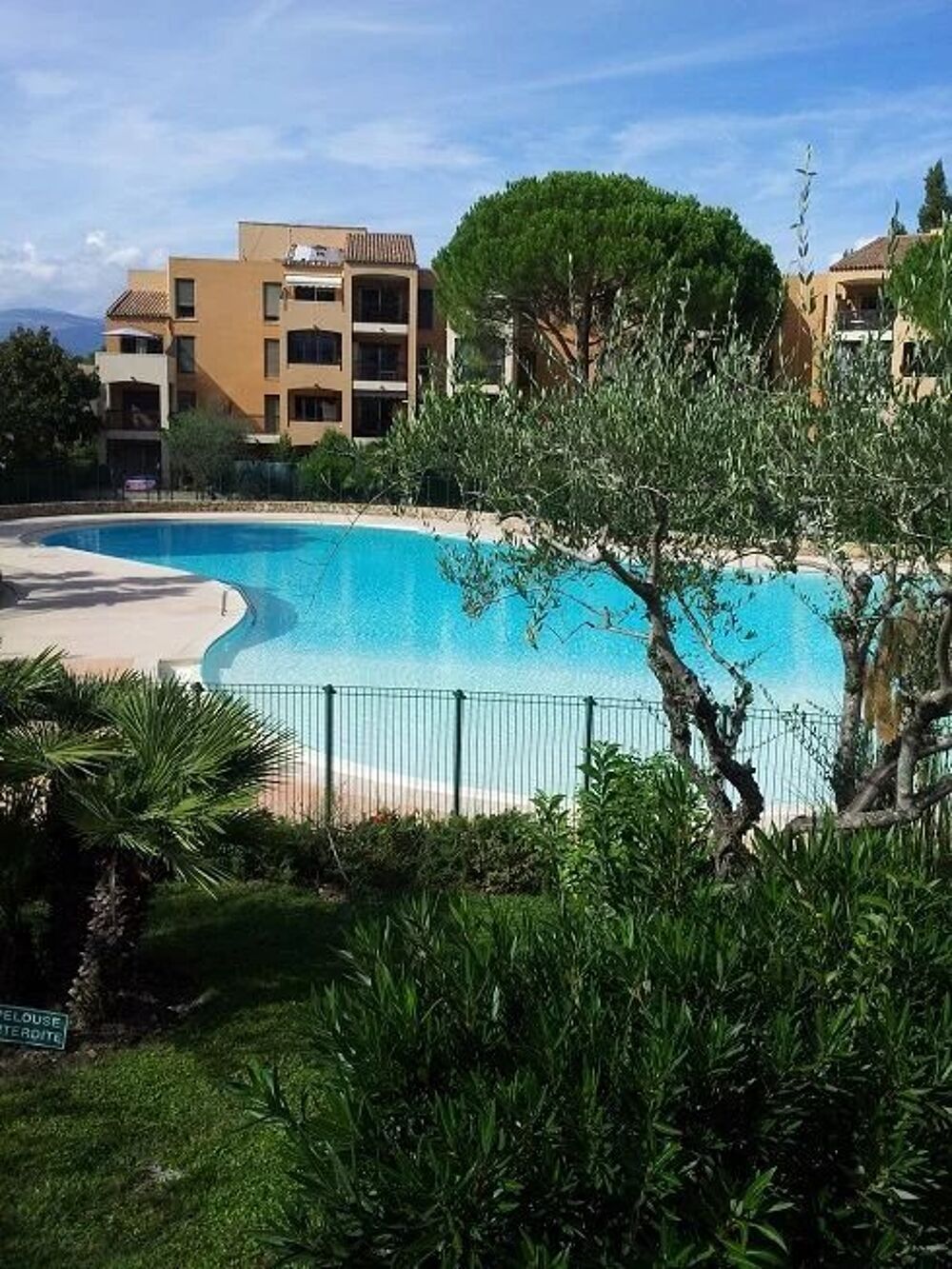 Magnifique trois/quatre pièces avec piscine, terrasse, parking a