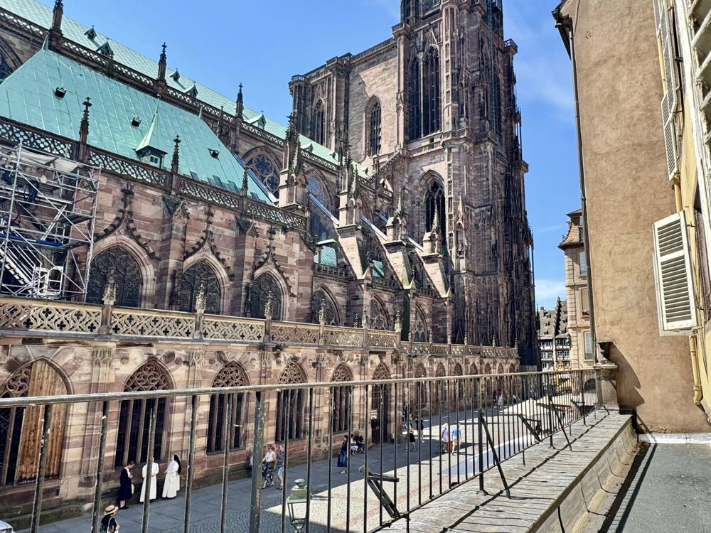 Place de Cathédrale 4p de 92.6m² avec terrasse de 15.3 m² à réno