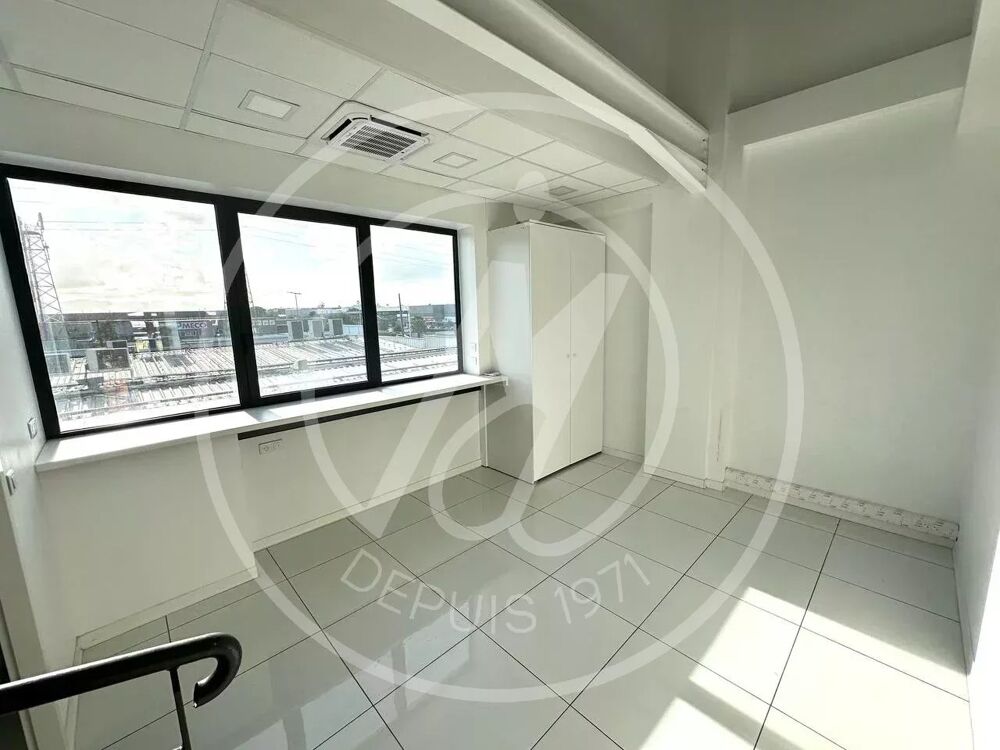   A LOUER  Bureaux de standing déjà aménagé à JARRY de 128m2 Baie-mahault