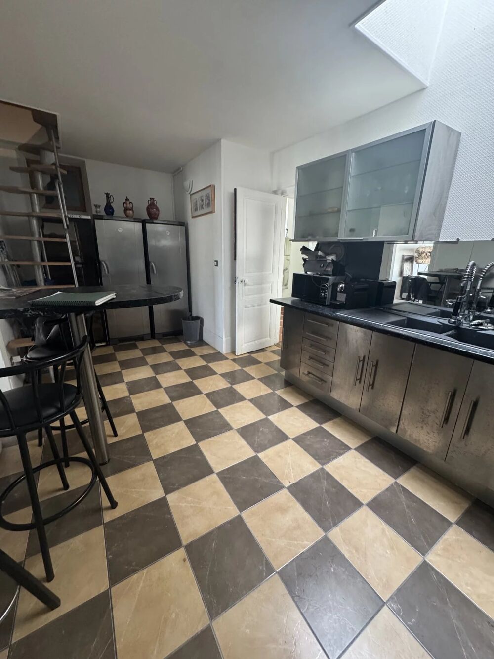 Vente Appartement 165 m² au dernier étage avec ascenseur dans immeuble en pierre d Paris 20