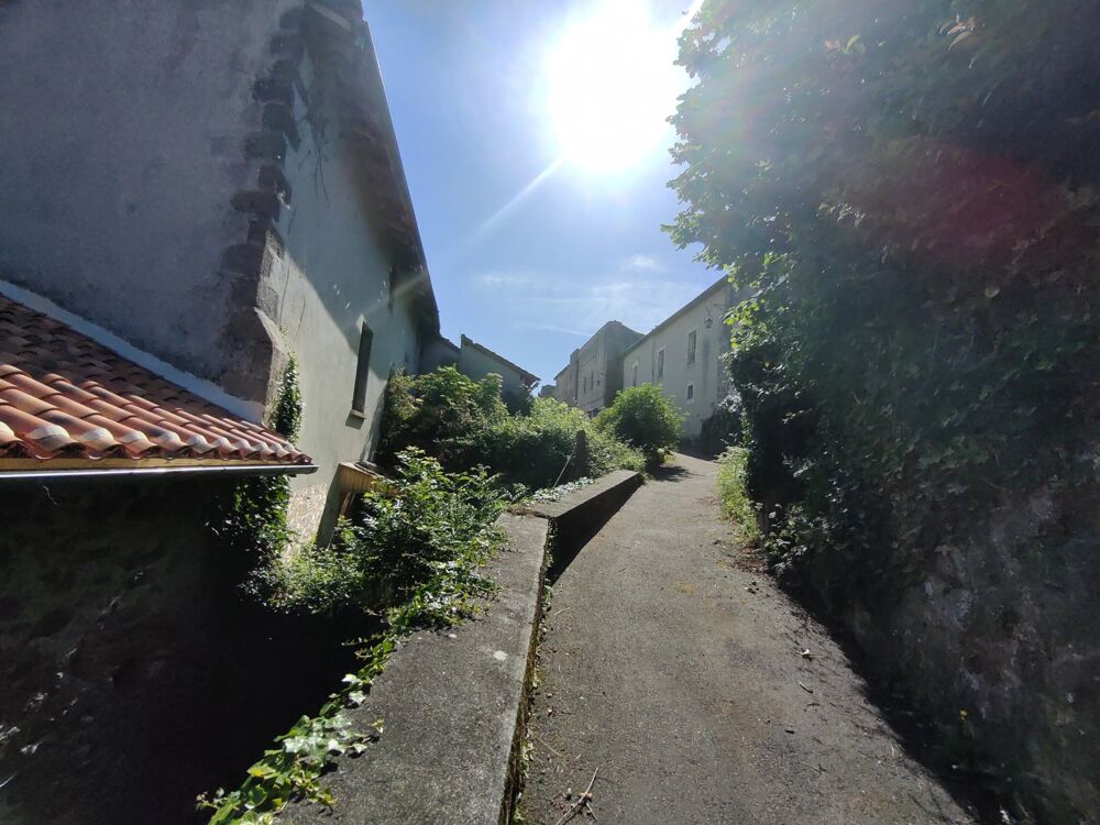 Vente Maison MAISON DE VILLAGE À RÉNOVER – ENVIRON 160 M² – AU CŒUR DU CENTRE Confolens