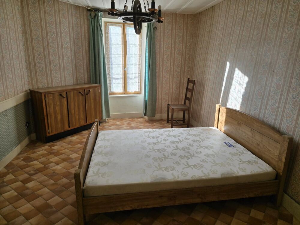 GRANDE MAISON DIVISIBLE A RENOVER AVEC PETITE COUR