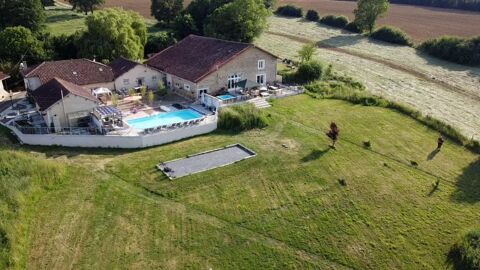 Maison à la campagne avec gîtes, dépendances, piscine et terrain 519775 Alloue (16490)