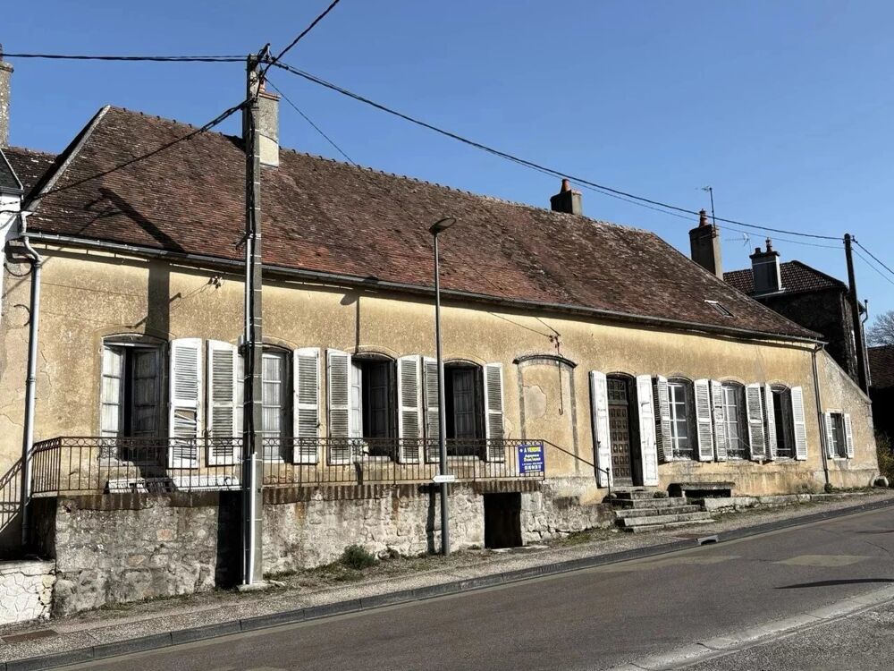 Maison de village avec cheminée à La Roche-en-Brenil