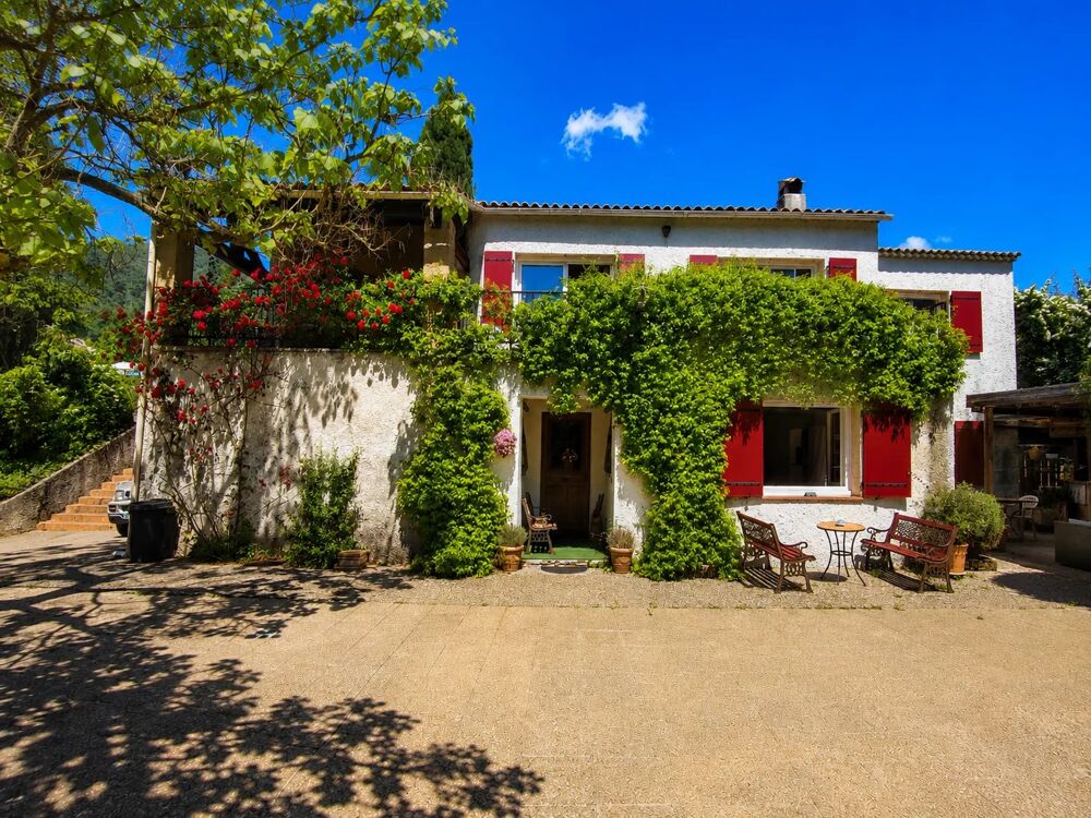 Propriété familiale composée de 2 logements  Terrain  Piscine