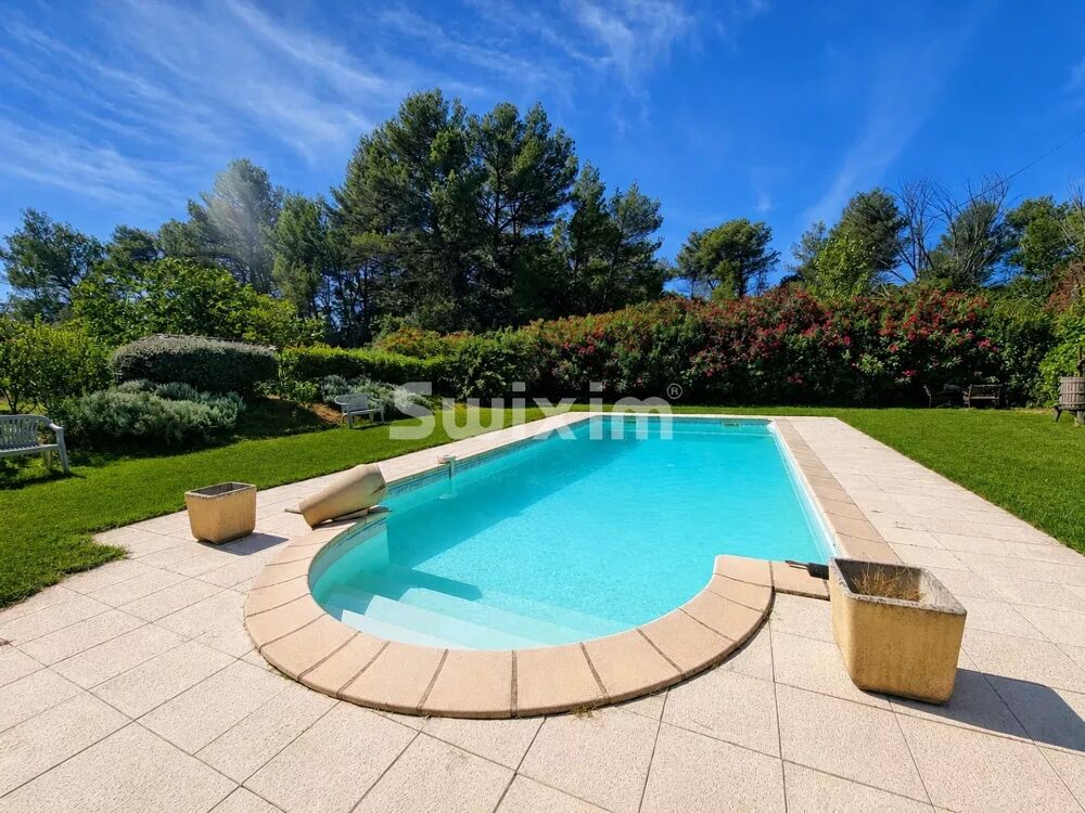 Propriété avec 2 maisons sur un grand terrain et piscine