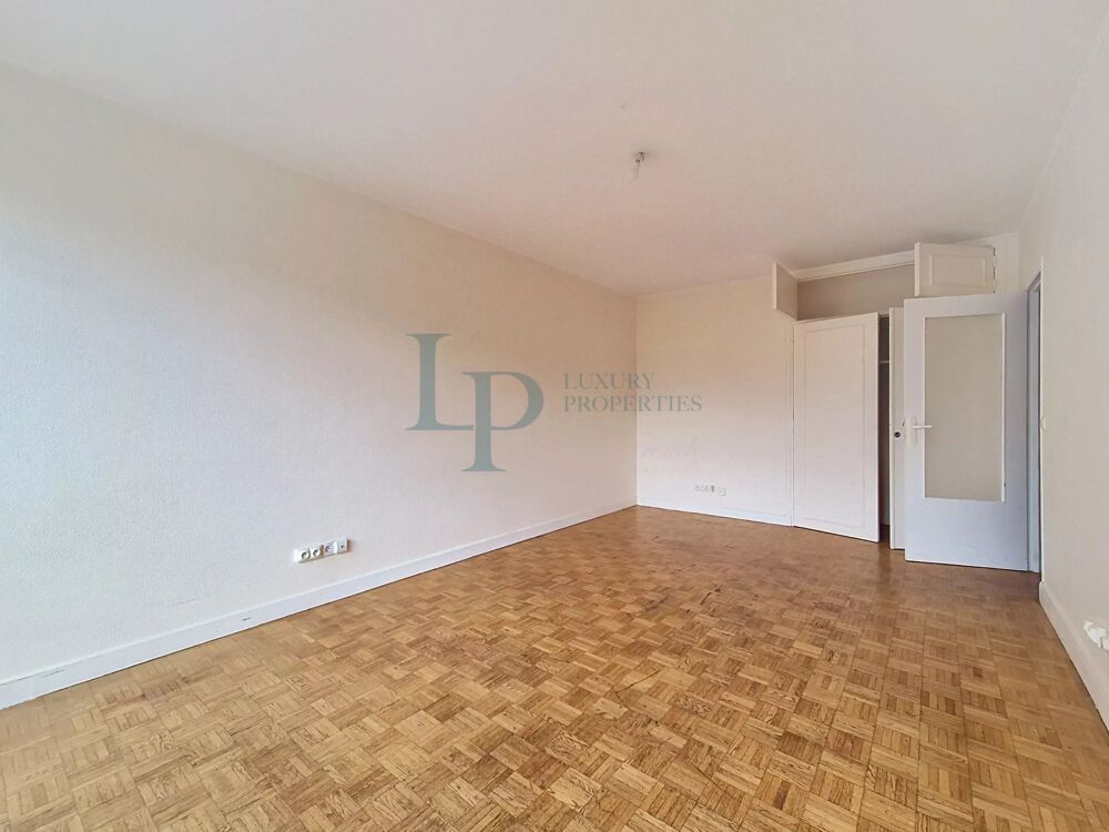 Courbevoie  Studio de 32 m² avec balcon filant Sud-Est, à réinv