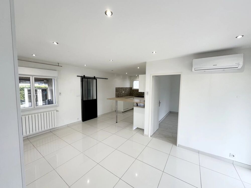 Maison SMH mitoyenne en très bon état avec garage!
