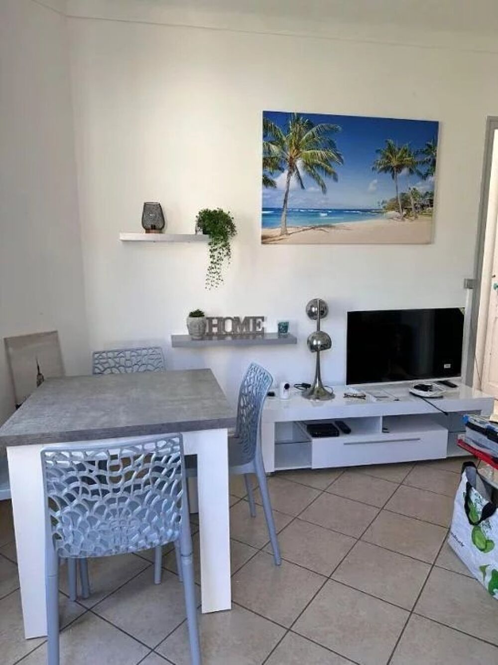 Trois piéces dans une belle villa