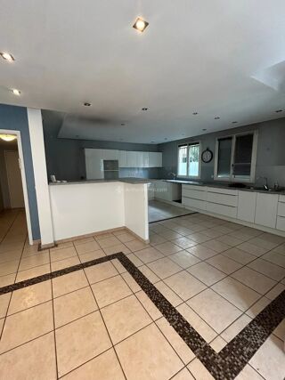  Appartement à louer 6 pièces 181 m²