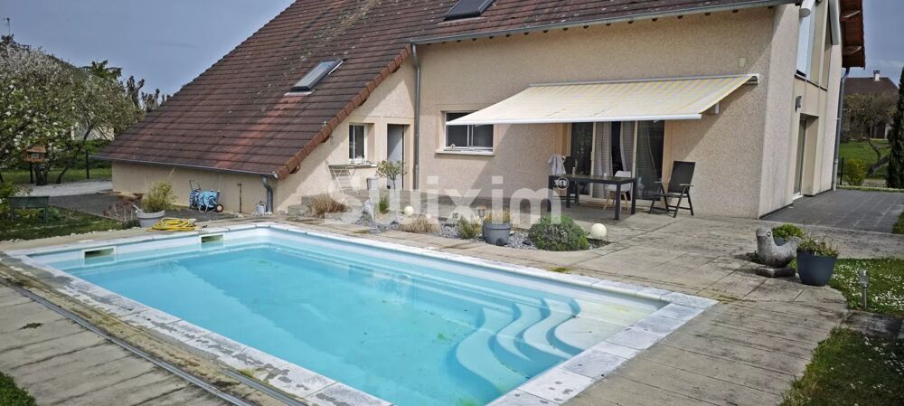 Construction traditionnelle avec piscine sécurisée et garages