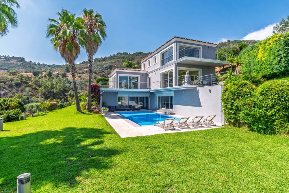 Villa contemporaine à Mandelieu-la-Napoule avec vue mer panorami