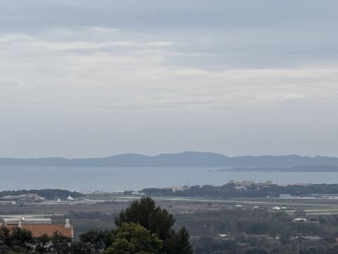   Villa sur les hauteurs de Hyeres, avec vue mer. Maison - 8 pi�ce(s) - 288 m�