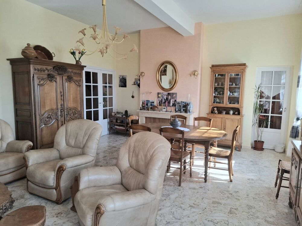 MAISON FAMILIALE AVEC TRIPLE GARAGE ET DÉPENDANCE