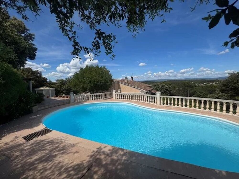 Située à seulement 10 minutes à pied du village de Carcès, cette