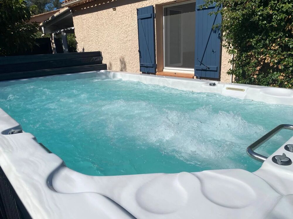 Charmante villa avec couloir de nage et jacuzzi