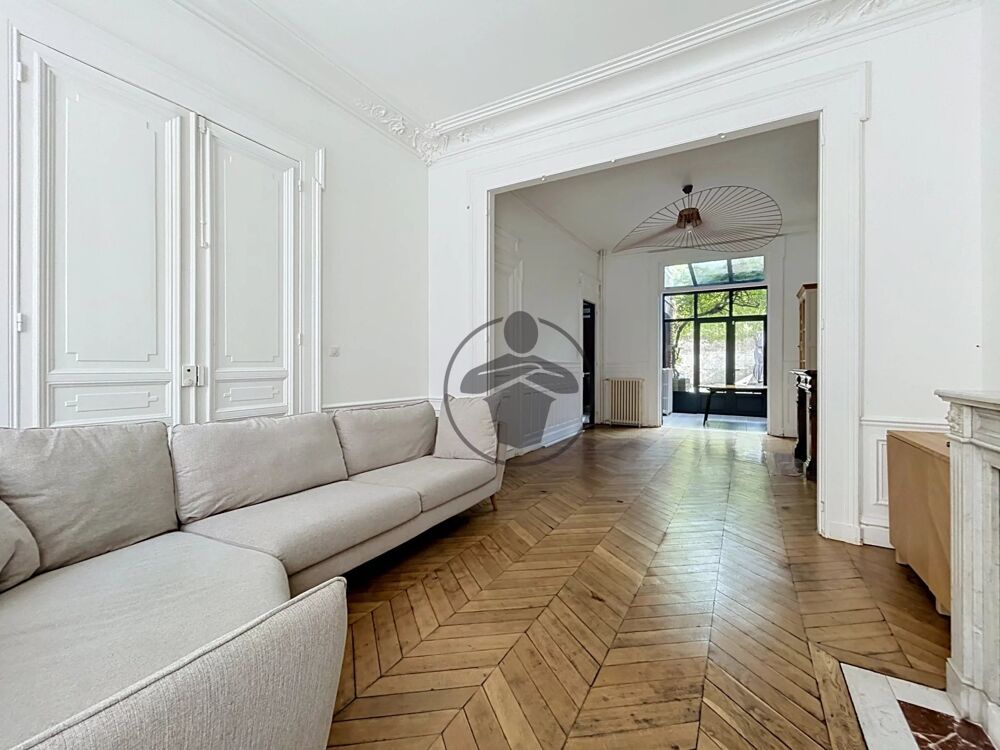 Maison Remicourt à deux pas des Champs Elysées !