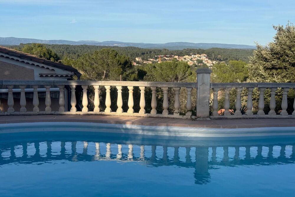Située à seulement 10 minutes à pied du village de Carcès, cette