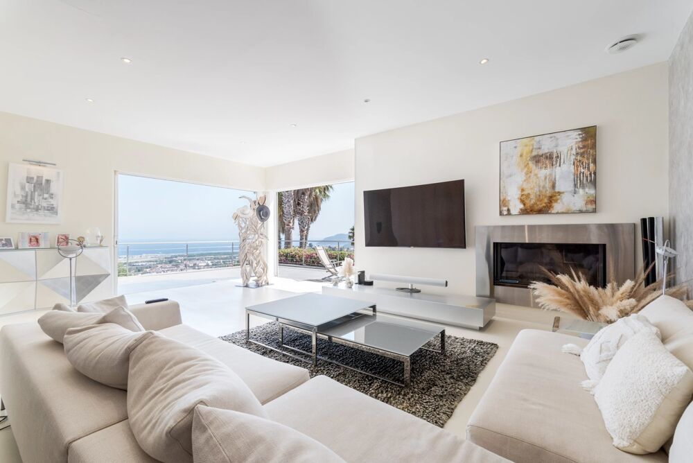Villa contemporaine à Mandelieu-la-Napoule avec vue mer panorami