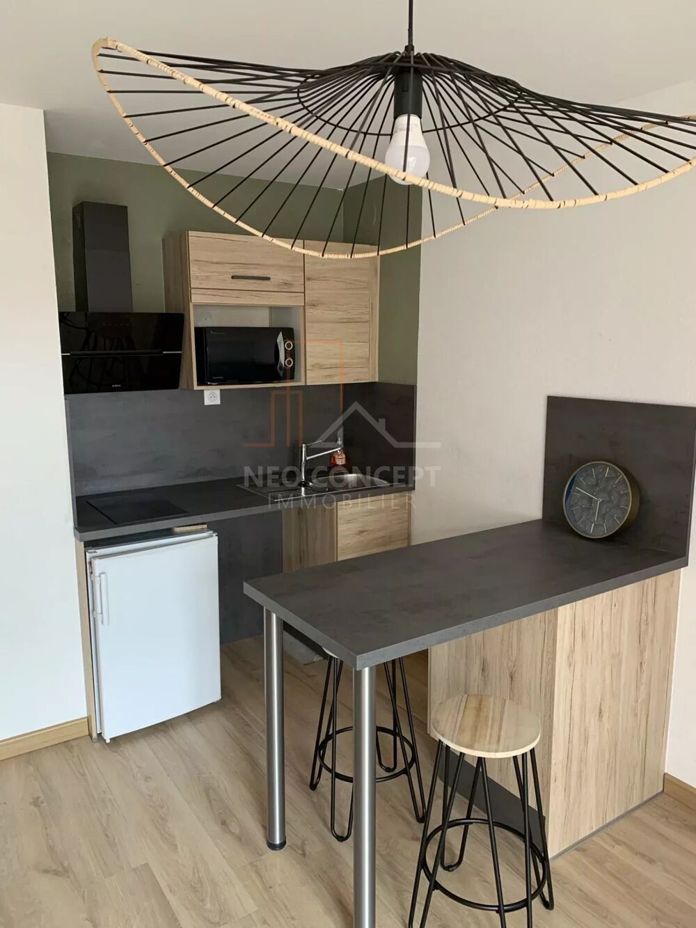 Studio meublé avec balcon.