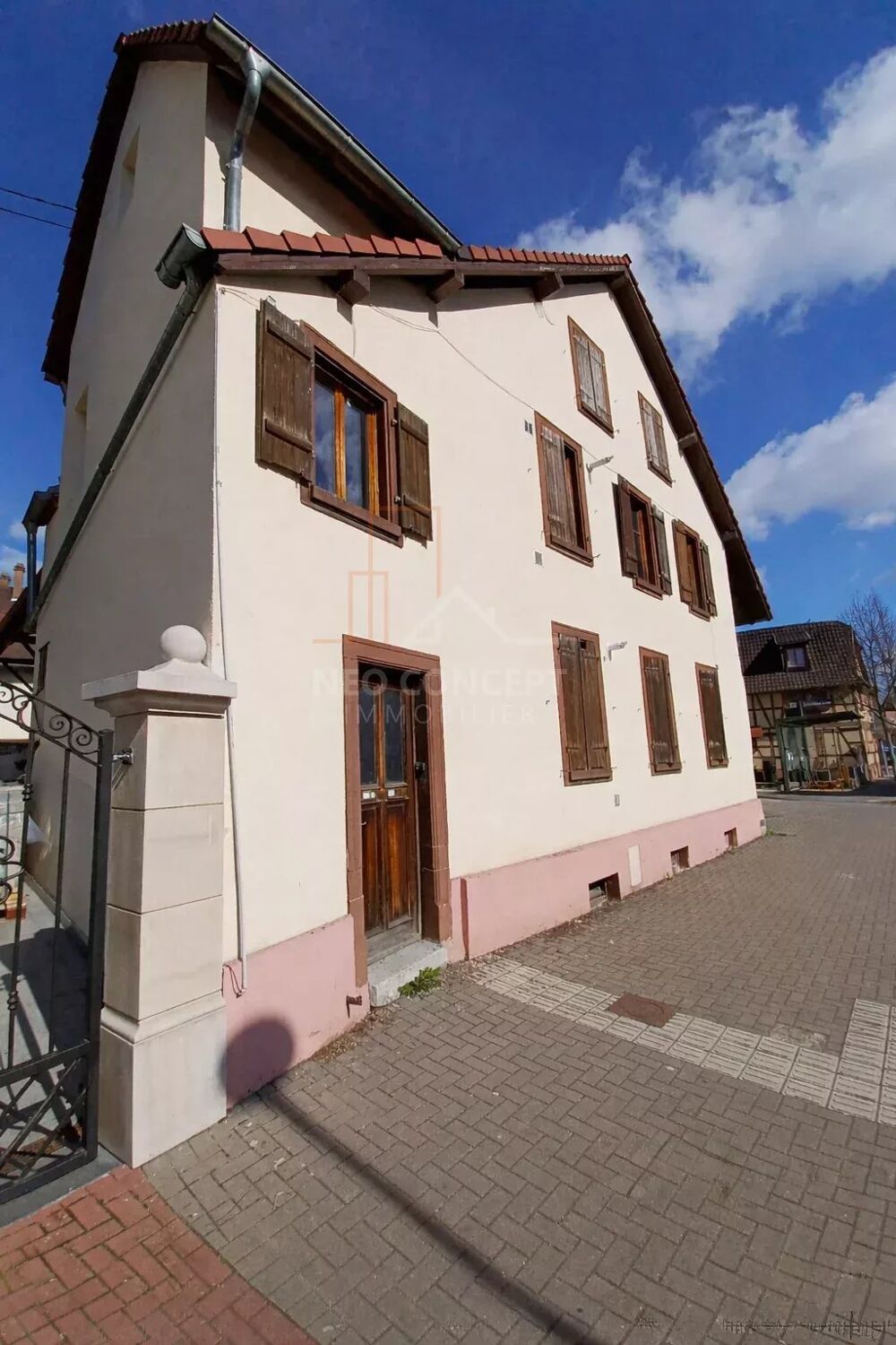 Ensemble immobilier de 6 appartements et 1 local commercial