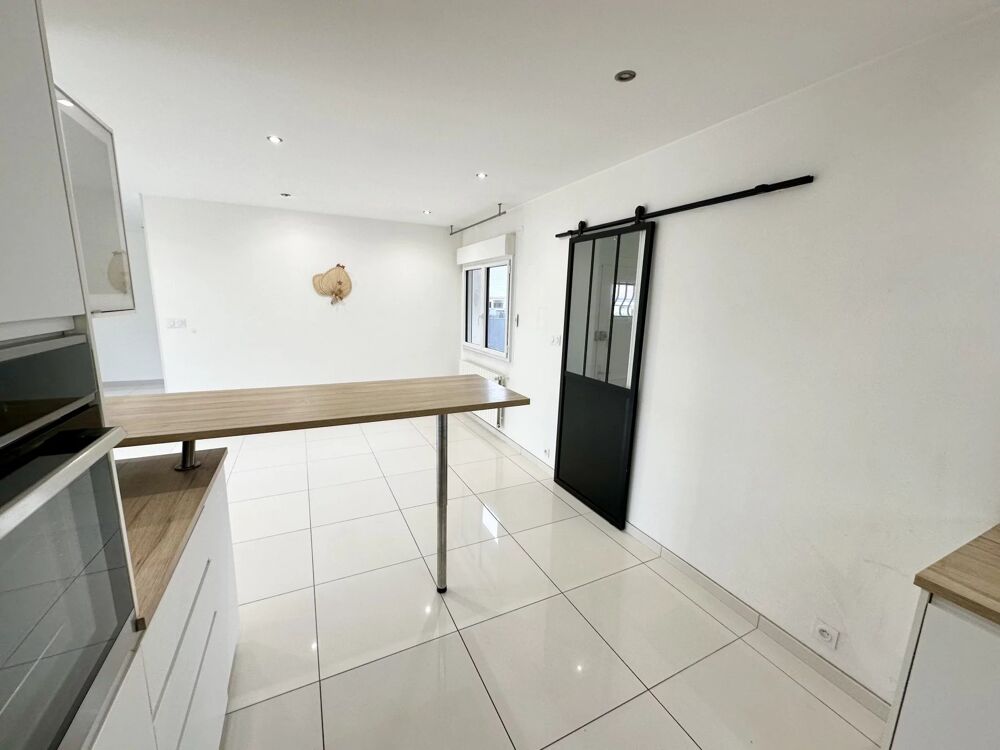 Maison SMH mitoyenne en très bon état avec garage!