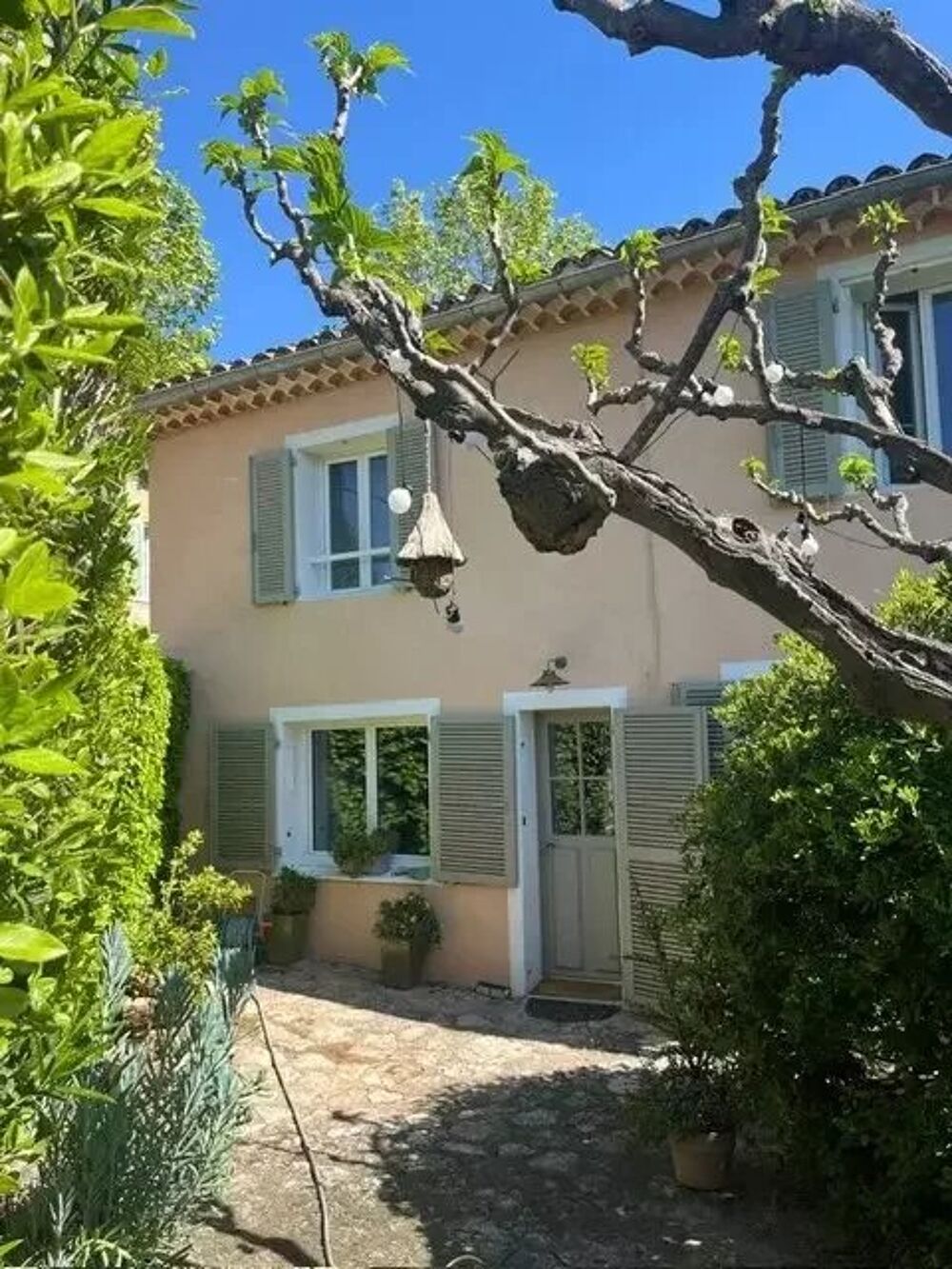 Enormement de charme pour cette maison à pied du village!