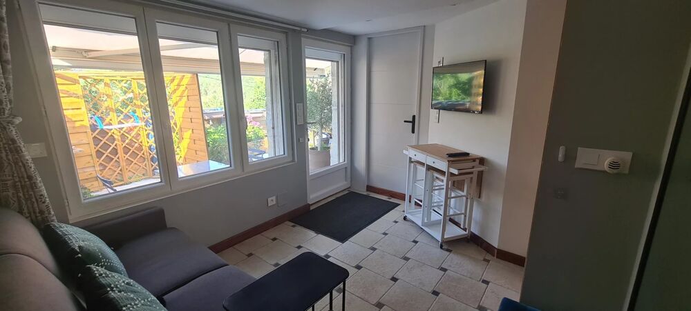 Location Appartement À louer – Charmant studio entièrement rénové avec terrasse et en Séranon