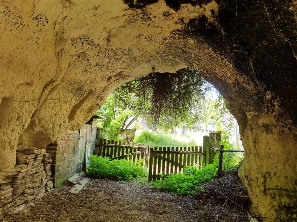 MAISON DE VILLAGE ET SES CAVES CHAMPIGNONNIÈRES