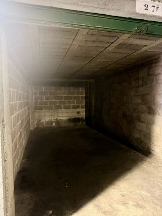  Parking / Garage à louer 1 pièce 15 m²