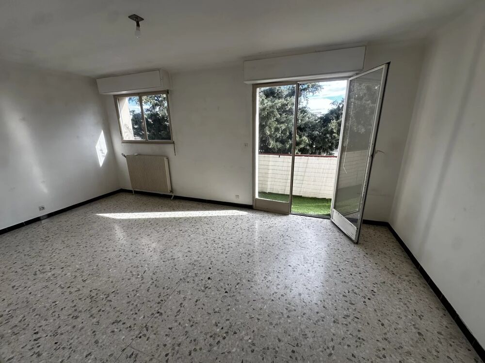 Dernier étage, avec balcon vue degagée, une cave et parking.