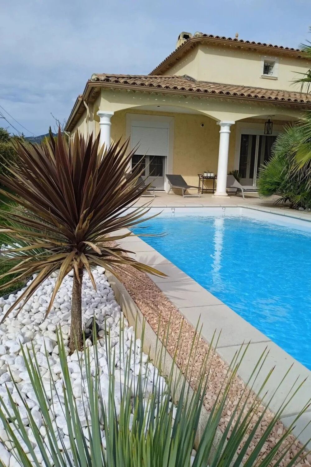 À pied du centre-ville dAups  charmante villa aux beaux volume